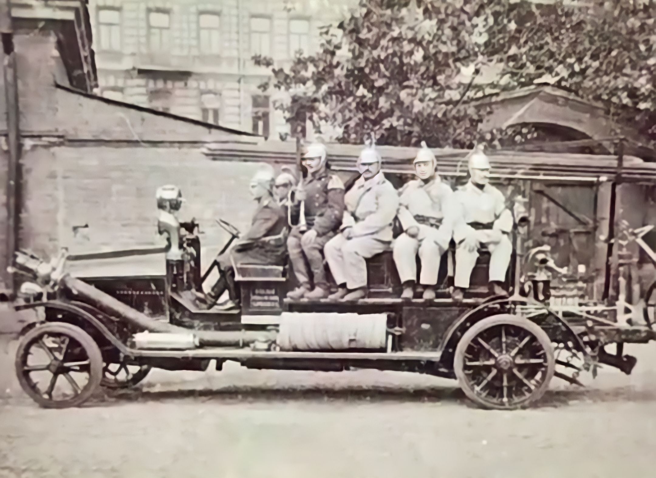 Первые пожарные машины. Пожарная машина Вандерберг 1901. Первая пожарная машина Юстус Кристиан. Старинные пожарные машины. Первые пожарные.