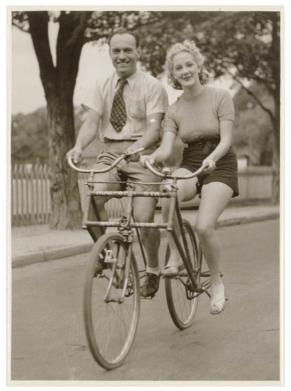 Старые смешные картинки. Велосипедисты СССР 1930е. Старый велосипед. Пожилой велосипедист. Ретро велосипед.