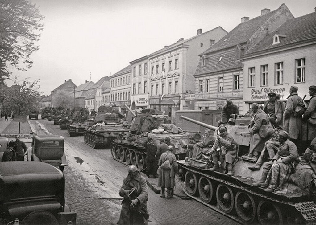 Берлин 1941. Окружение Берлина 1945. Берлин Шпрее 1945 советские солдаты. Германия Берлин 1941.