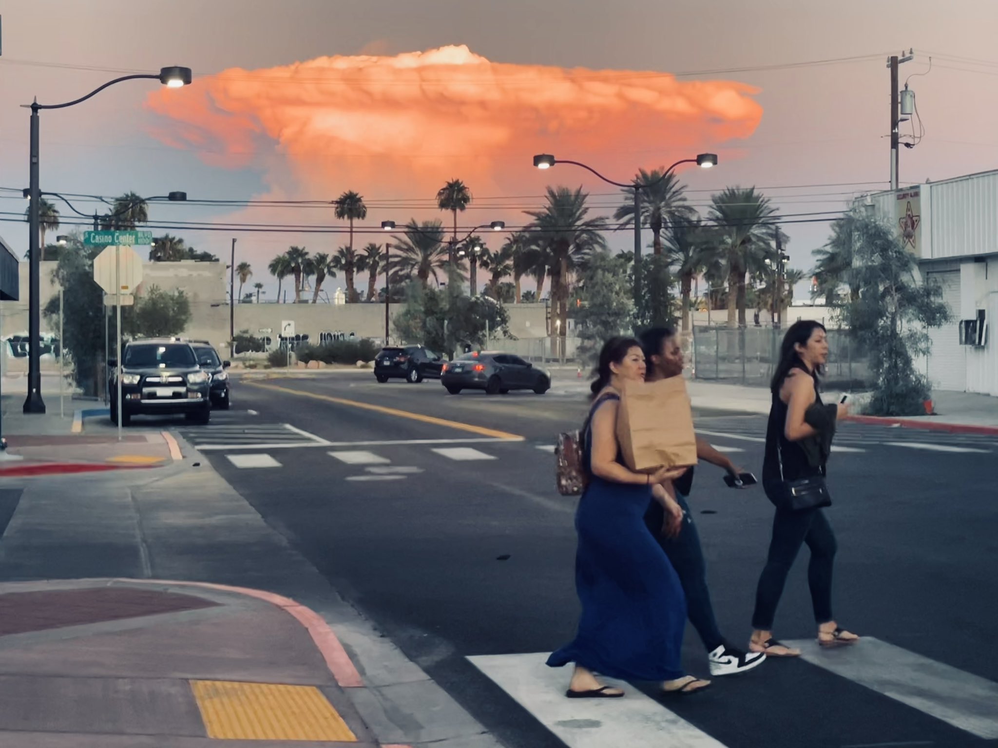 Взрыв в вегасе. Жители Лас Вегаса. Ядерные взрывы из Лас Вегаса. Облако ядерного гриба в Лас Вегасе. Лас Вегас облако.