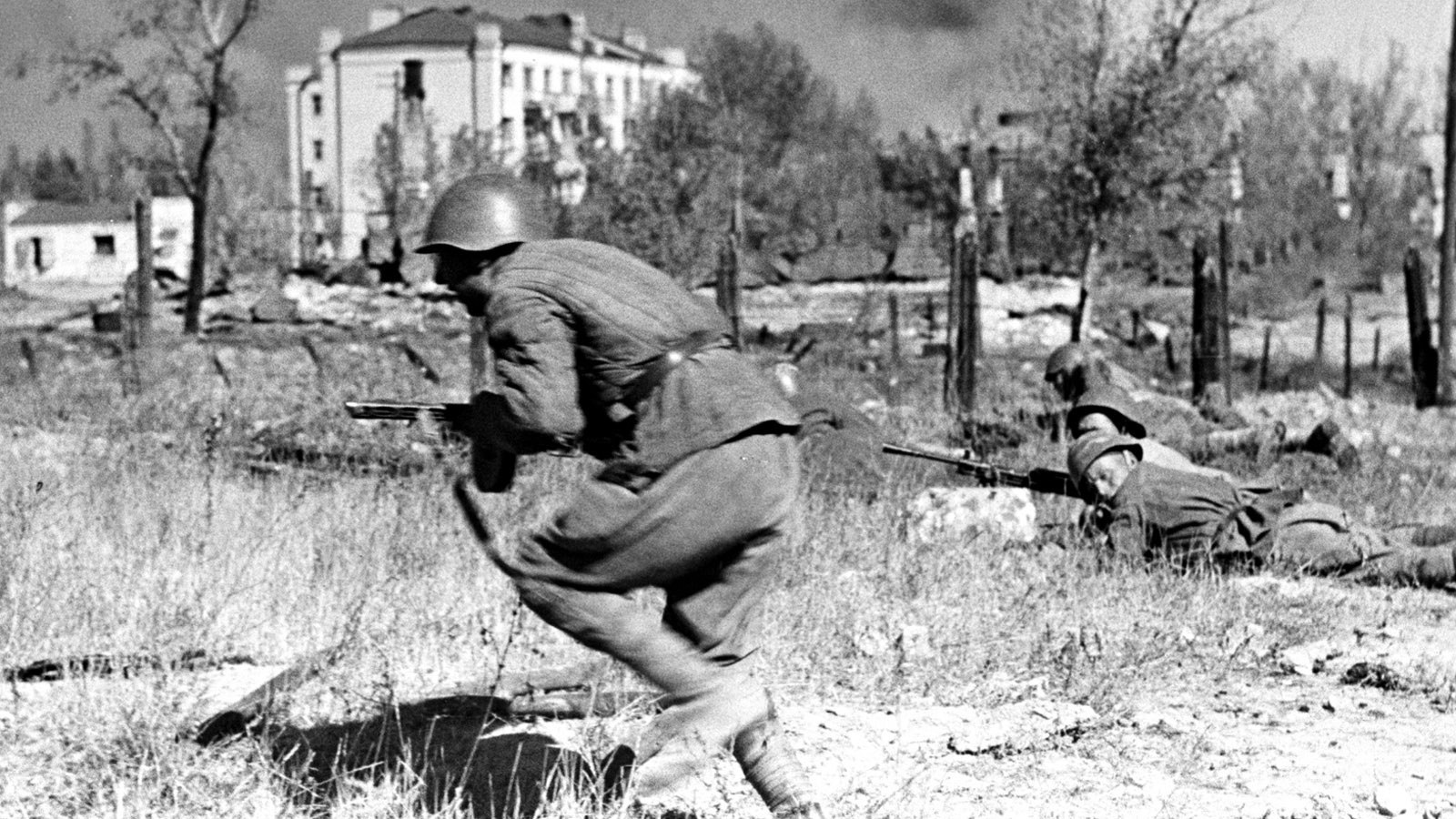 Бои советских. Великая Отечественная война 1942 год. Сталинград Городище 1942. Штурмовая группа 1942 Сталинград. Спартановка Сталинград 1942.