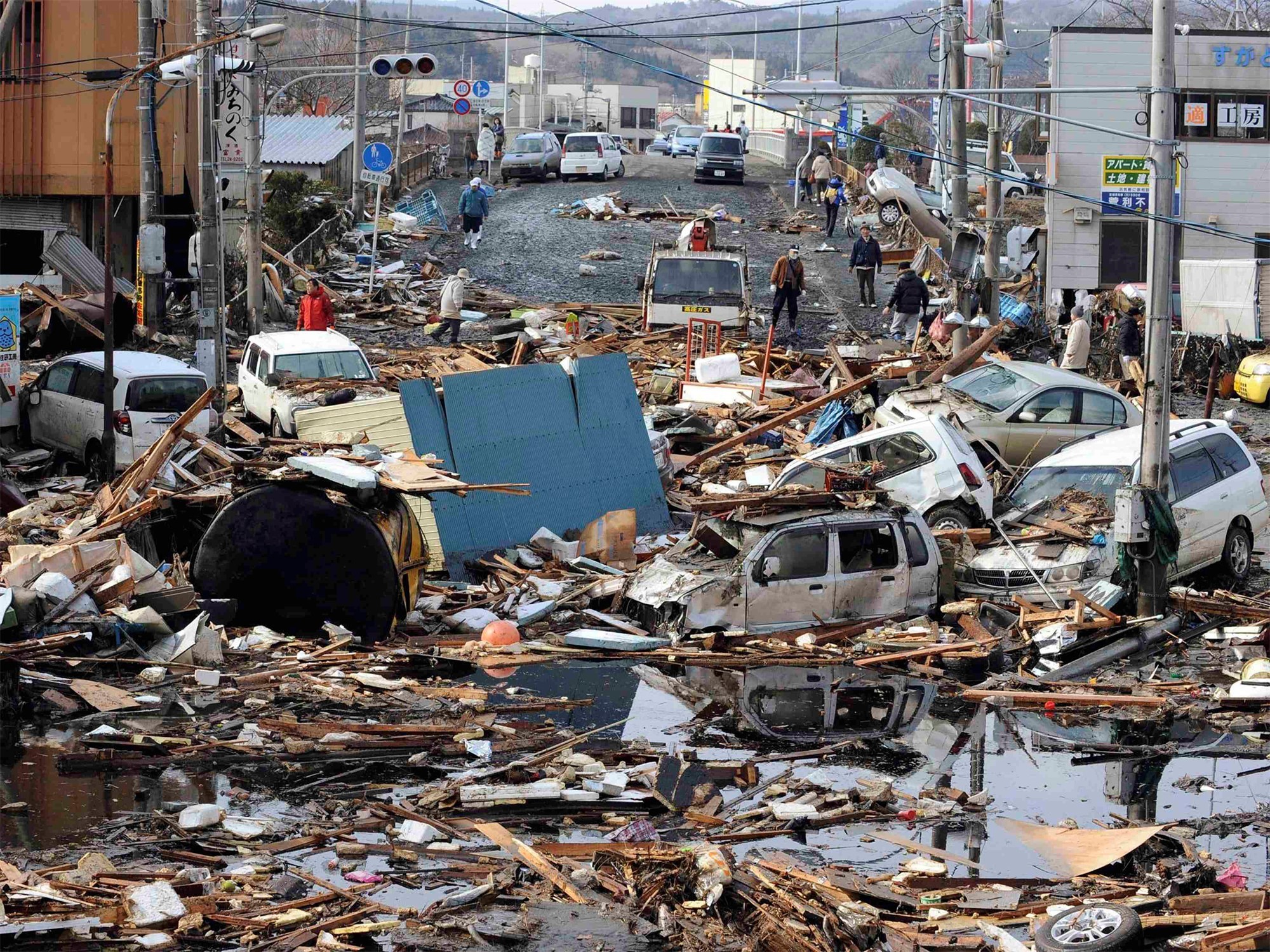 Землетрясение цунами. Япония 2011 землетрясение и ЦУНАМИ. Землетрясение Сендай 2011 Япония.