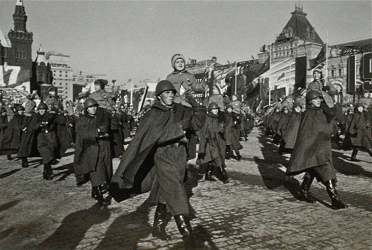 День победы после. Фотография Бальтерманца красная площадь. Послевоенный парад. Послевоенный парад Победы. Послевоенный парад на красной площади.