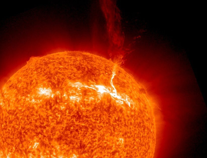 Вспышка на солнце сегодня 2024 март. Корональные выбросы массы. Солнечные вспышки. Мощный выброс корональной массы солнца.. Вспышки на солнце сегодняшний день.