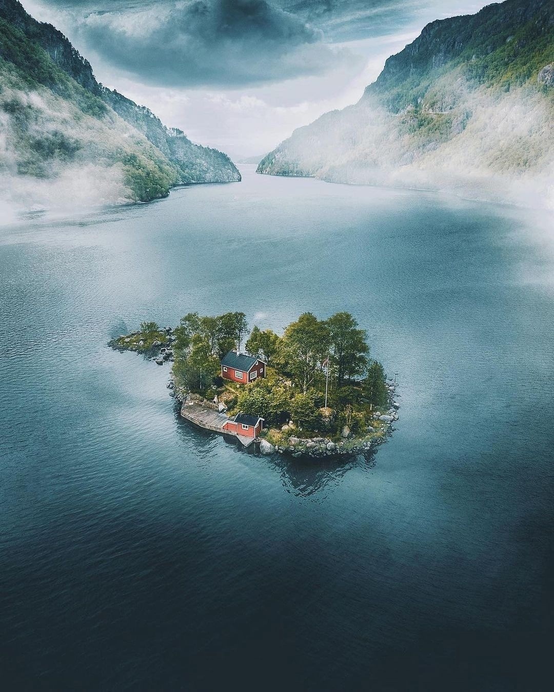 Remote island. Фьорды. Маленький остров. Норвегия. Норвегия море.
