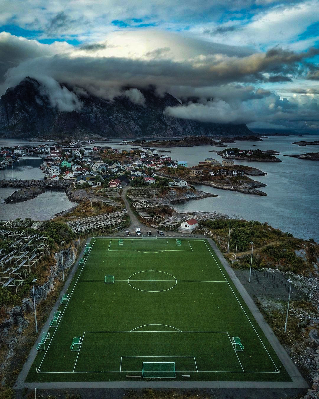 Стадион на острове. Стадион Хеннингсвер, Норвегия. Стадион на Фарерских островах. Стадион на острове Хеннингсвер, Норвегия. Лофотенские острова стадион.